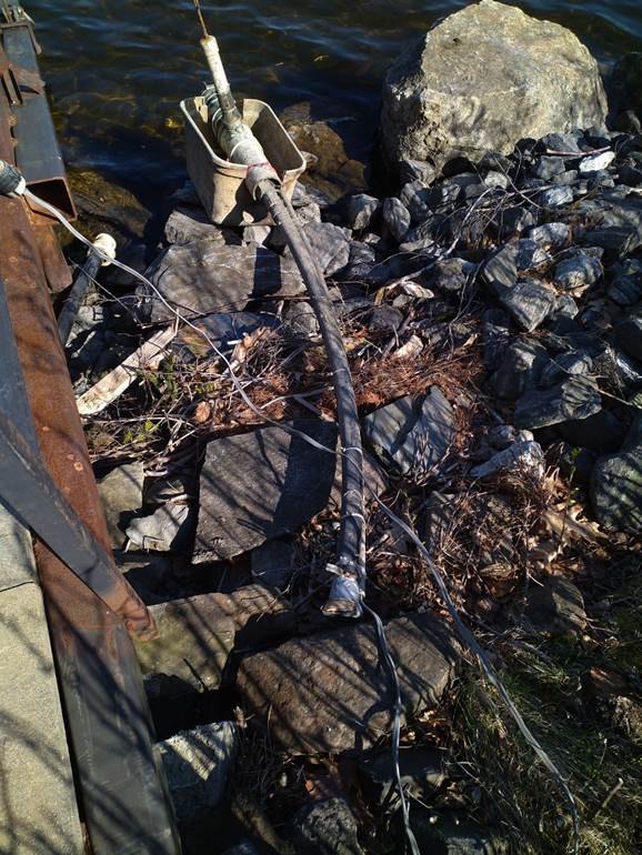 A close-up of a cable

Description automatically generated