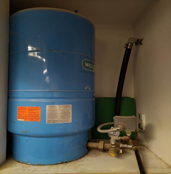 A blue cylinder with a black pipe

Description automatically generated