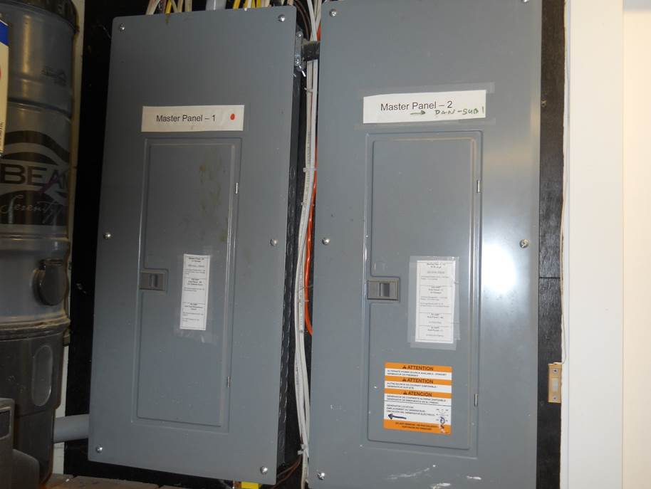 A pair of grey electrical boxes

Description automatically generated