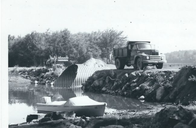 A truck on the road

Description automatically generated